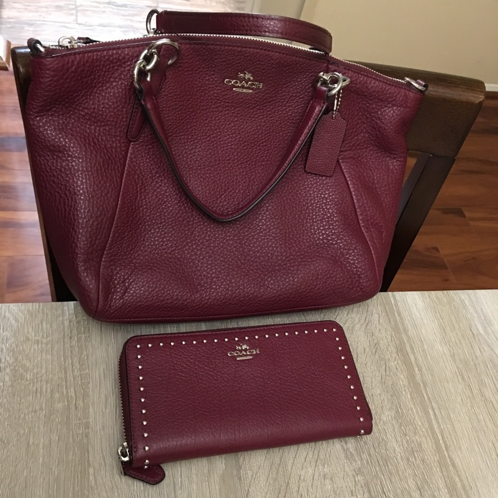 AUTHENTIC COACH. NEW IT WAS A 🎁 SILVER/ BURGUNDY